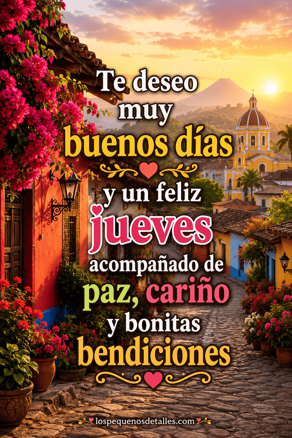 Calle colonial al amanecer, con casas coloridas, flores, una iglesia al fondo y el mensaje: “Te deseo muy buenos días y un feliz jueves acompañado de paz, cariño y bonitas bendiciones