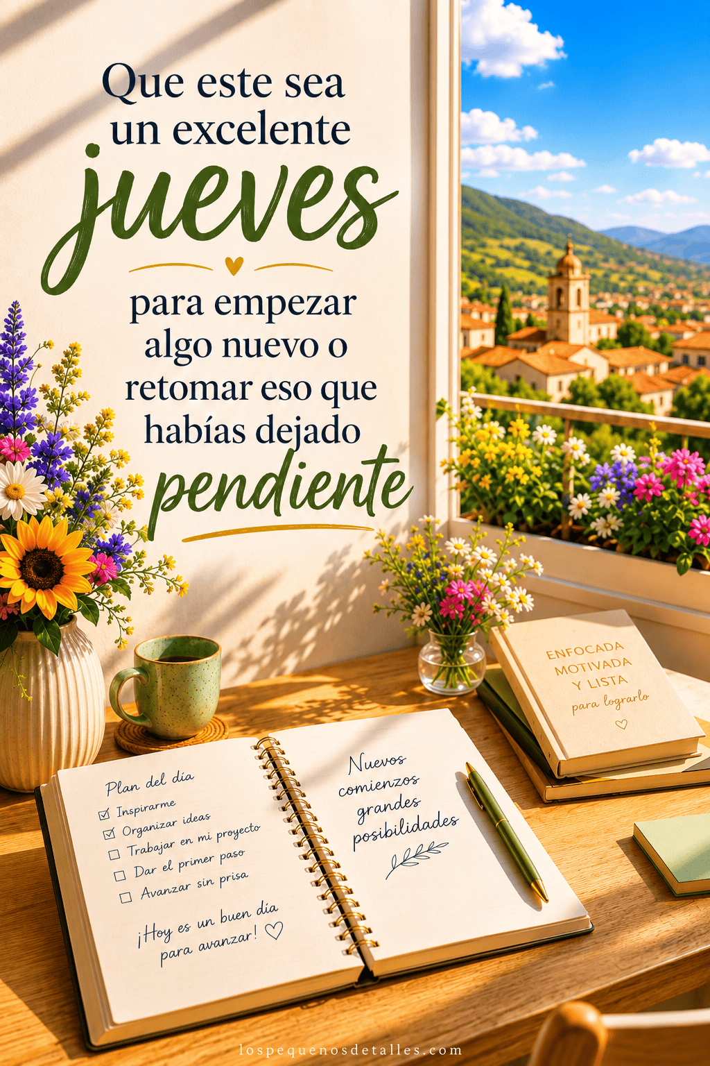 Escritorio luminoso junto a una ventana con cuaderno abierto, libros, café y flores de colores, con vista a un pueblo y el mensaje: “Que este sea un excelente jueves para empezar algo nuevo o retomar eso que habías dejado pendiente