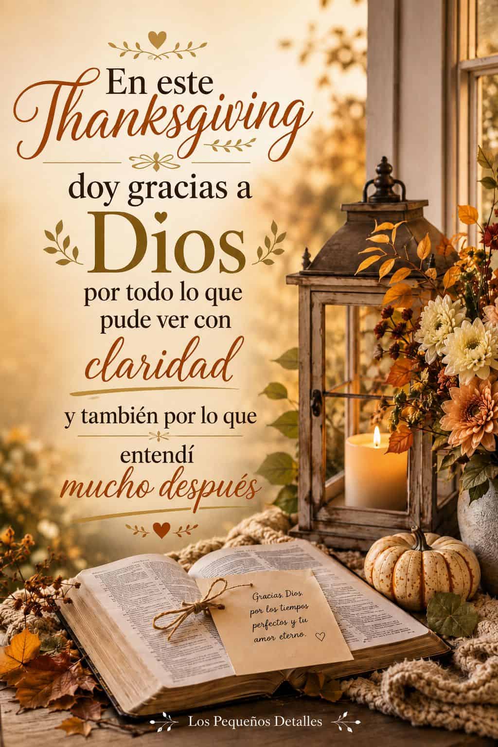 Pin vertical cristiano de Thanksgiving con una Biblia abierta, vela encendida, farol, flores y calabaza en una escena otoñal cálida. Sobre la imagen aparece la frase: “En este Thanksgiving doy gracias a Dios por todo lo que pude ver con claridad y también por lo que entendí mucho después