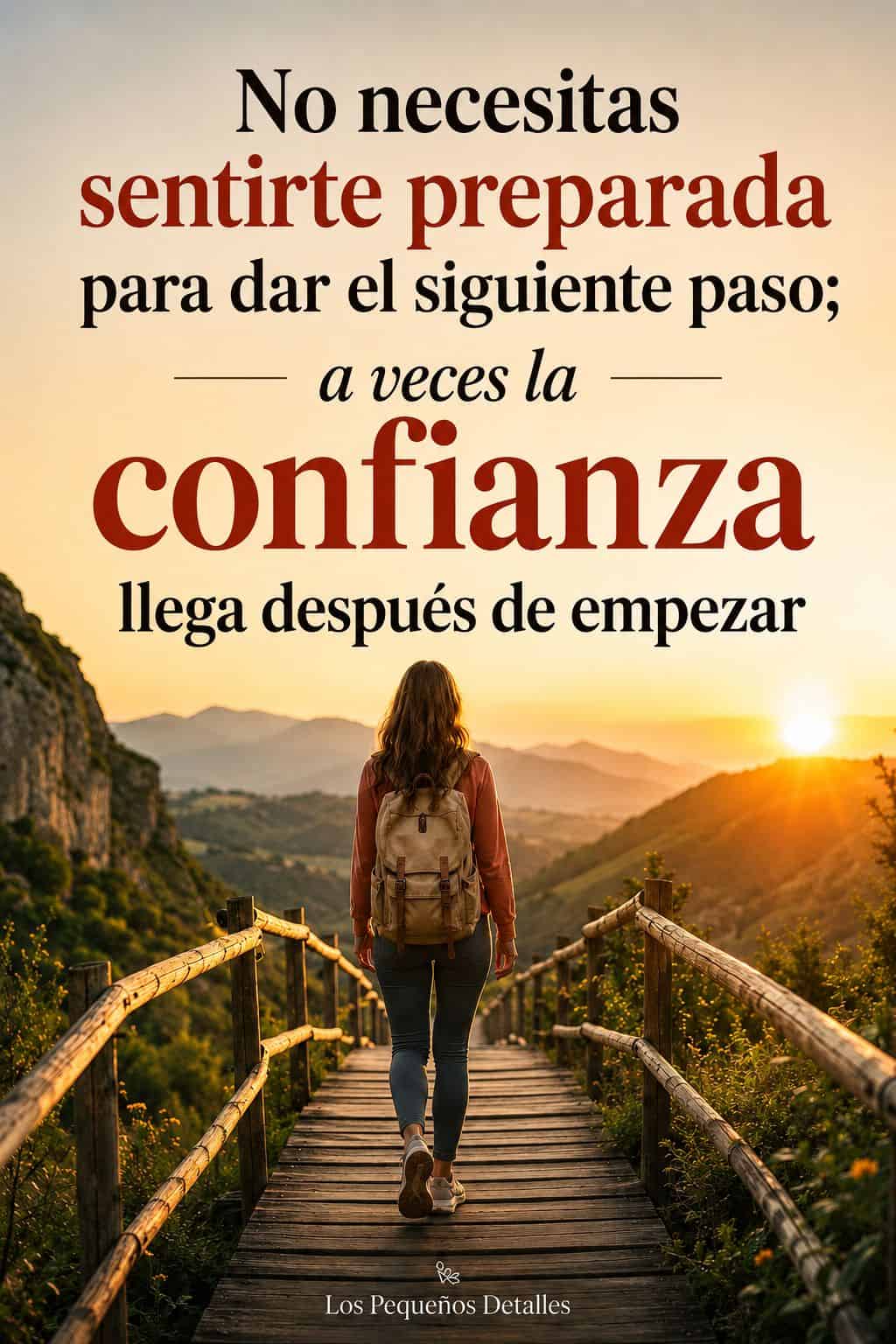 Mujer caminando sola por un sendero de madera entre montañas al atardecer, con mochila y luz dorada al fondo. Sobre la imagen aparece la frase: “No necesitas sentirte preparada para dar el siguiente paso; a veces la confianza llega después de empezar”.