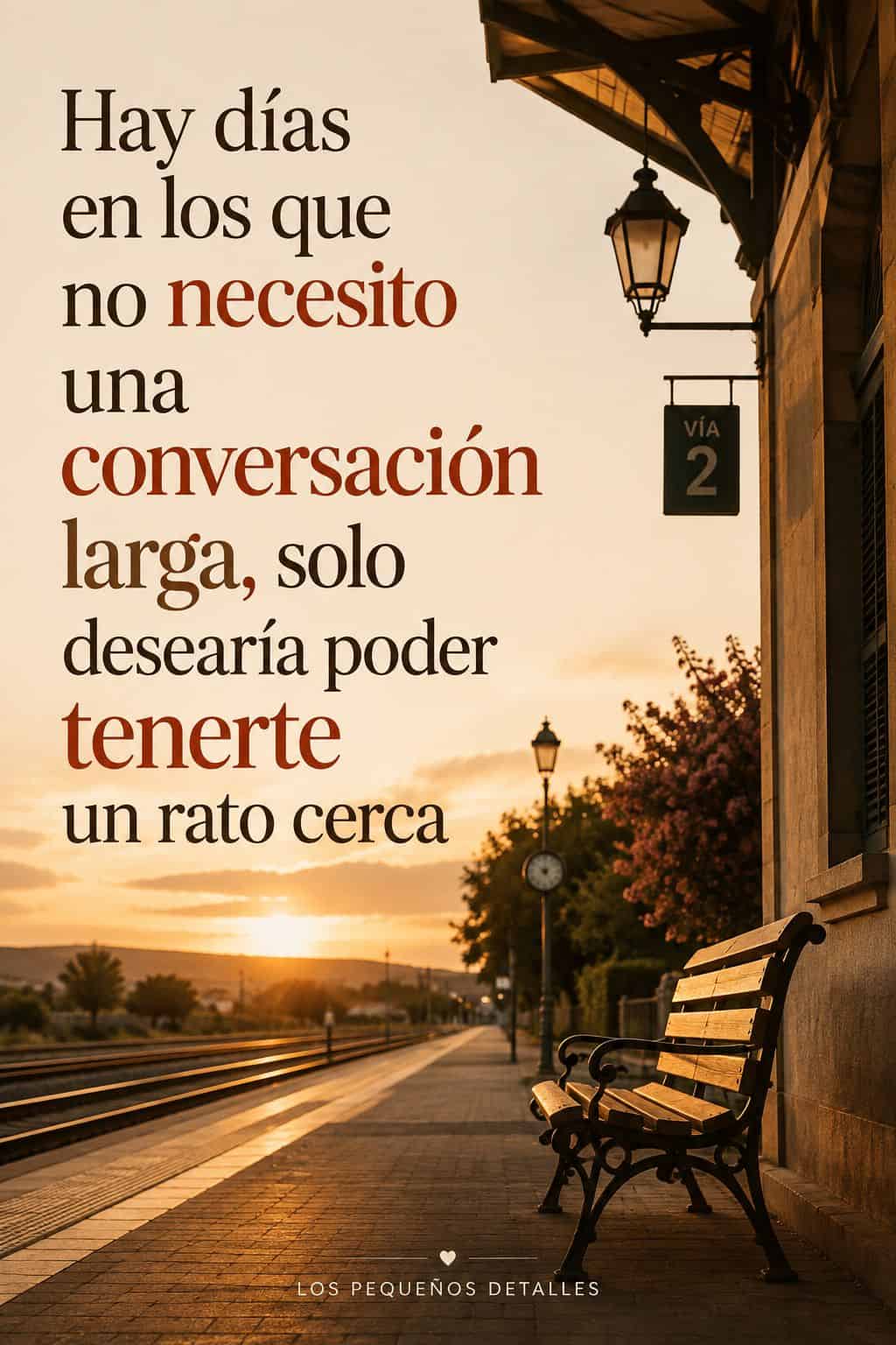Pin vertical con la frase “Hay días en los que no necesito una conversación larga, solo desearía poder tenerte un rato cerca”, sobre una estación de tren tranquila al atardecer, con un banco vacío, vías y luz cálida que transmite espera y distancia