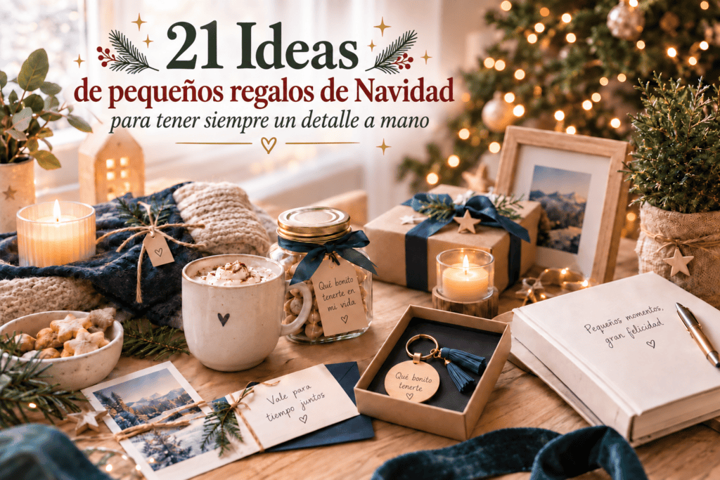 Mesa navideña con pequeños regalos, una taza, velas, una bufanda, un llavero, fotos y paquetes junto a un árbol de Navidad, con el texto “21 ideas de pequeños regalos de Navidad para tener siempre un detalle a mano